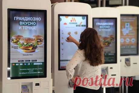 «Вкусно — и точка» выпустит замену «Хэппи Милу». Аналог «Хэппи Мила» под названием «Кидз комбо» появится в сети быстрого питания «Вкусно — и точка» в конце лета 2023 года. Как рассказал генеральный директор компании Олег Пароев, в него войдут игрушки, изготовленные в коллаборации с российской мультипликационной франшизой «Тиг и Лео».