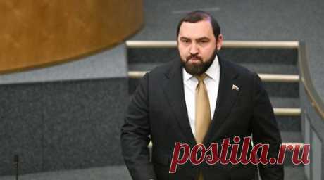 Депутат ГД Хамзаев призвал запретить продажу бетельного ореха на маркетплейсах. Бетельный орех необходимо запретить к свободной продаже на маркетплейсах в России. С таким призывом выступил депутат Государственной думы Султан Хамзаев. Читать далее