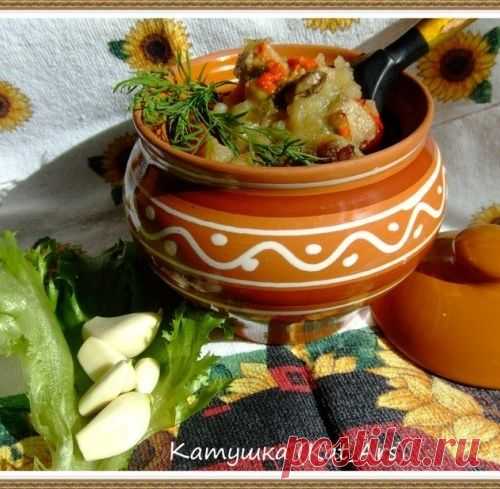 Жаркое из свинины в горшочках.