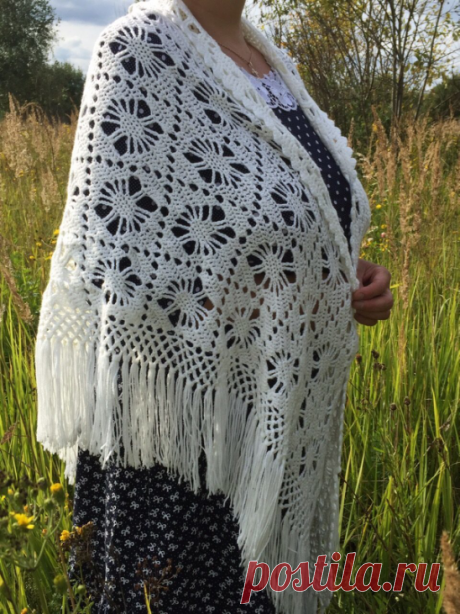 Красивая ажурная шаль, связанная крючком не только согреет в прохладный день, но и станет ярким дополнением вашего неповторимого образа. 
Вязаная шаль ручной работы, выполнена крючком из турецкой пряжи (Alize). Цвет -"белый".