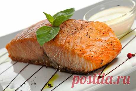 Как приготовить идеальную семгу за 7 минут
Филе семги - это продукт, который довольно трудно испортить. В нем достаточно жировой прослойки для того, чтобы конечное блюдо получилось вкусным и не пересушенным. Тем не менее, даже в ресторанах его не всегда готовят на твердую пятерку.