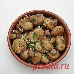 Жареные грибы с чесноком, петрушкой и лимонным соком