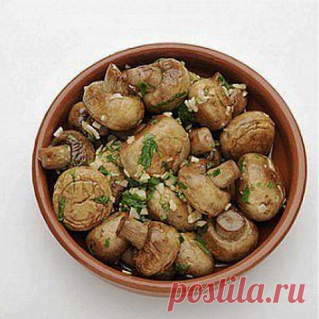 Жареные грибы с чесноком, петрушкой и лимонным соком