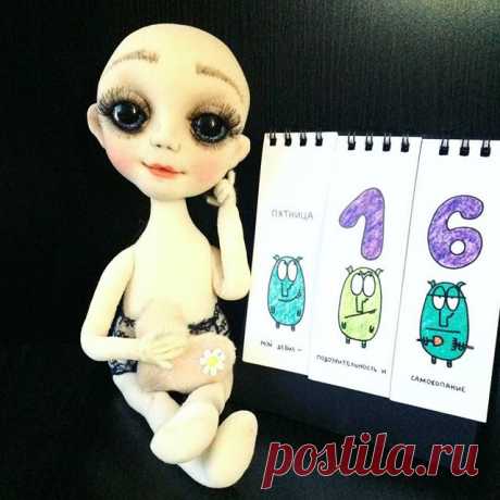 Пятница!!!😊
Мой девиз на сегодня
Подозрительность😬
И самокопание🤔
😂😂😂😂😂😂😂😂😂😂😂😂😂😂
Во всяком случае так вещает мой календарь)))😋😉
Ну а этого колобочка я уже показывала.
Давно пора бы одеться и соорудить отпадную прическу
Вроде все о ней знаю и понимаю
Но....
Хитрюля ни в какую не желает выбрать наряд!🙈
Так что пора ставить этой капризуле ультиматум
Срочно одевать и отправлять к мамочке , которая совсем заждалась)
Леночка @lena_vlad.us жди нас 
Мы уже почт...