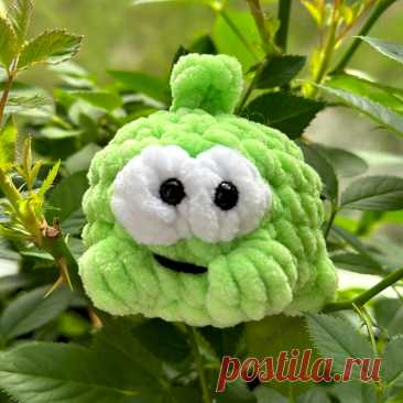 PDF Зелёный сладкоежка крючком. FREE crochet pattern; Аmigurumi toy patterns. Амигуруми схемы и описания на русском. Вязаные игрушки и поделки своими руками #amimore - маленький Ам Нямчик из игры Cut the Rope, плюшевый Ам Ням из мультсериала &quot;Приключения Ам Няма&quot;.