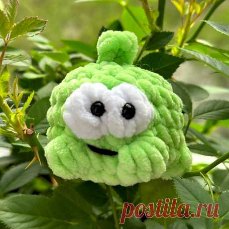 PDF Зелёный сладкоежка крючком. FREE crochet pattern; Аmigurumi toy patterns. Амигуруми схемы и описания на русском. Вязаные игрушки и поделки своими руками #amimore - маленький Ам Нямчик из игры Cut the Rope, плюшевый Ам Ням из мультсериала &quot;Приключения Ам Няма&quot;.