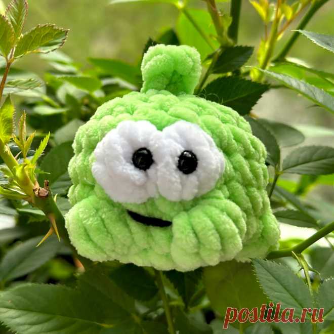 PDF Зелёный сладкоежка крючком. FREE crochet pattern; Аmigurumi toy patterns. Амигуруми схемы и описания на русском. Вязаные игрушки и поделки своими руками #amimore - маленький Ам Нямчик из игры Cut the Rope, плюшевый Ам Ням из мультсериала "Приключения Ам Няма".