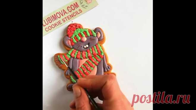 Полезный экспресс урок от Елены Подгорной @podgornaya.elena Зимний мышонок-позитивчик.

Для работы мастер использовала Трафарет+форма «Забавный мышонок в шапочке с шарфиком» SKU (Артикул): LC-00008919