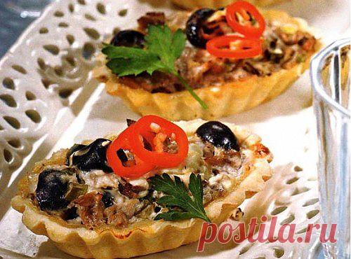 Тарталетки праздничные с маслинами и тунцом / Простые рецепты