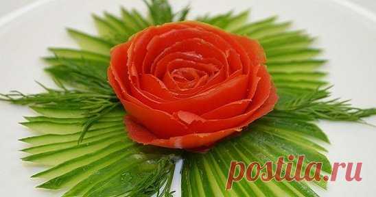 Самый легкий способ сделать любое блюдо праздничным: 
цветы из овощей. Красотища!
Украшение блюд — настоящее искусство! Если ты хочешь придать столу праздничный вид, лучший вариант — вырезать декоративные элементы из овощей и фруктов.
Эта техника, родом из Японии, называется карвинг — художественная резьба по овощам. В древней Японии блюда подавались в глиняной посуде, прикрытой для красоты листьями.
Японцы сообразили, что гармонично сочетающиеся с едой свежие зеленые листья делают блюдо нам