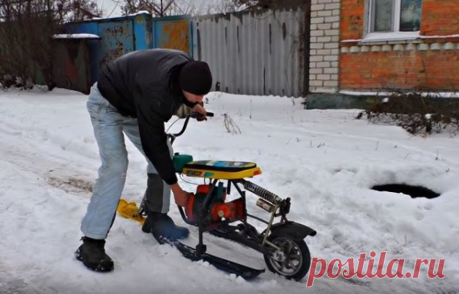Энтузиаст с золотыми руками сделал снегоход из старых санок и мотора бензопилы