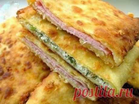 Сырные лепешки на кефире: 15 минут — и вкуснейшее блюдо готово!
Сырные лепешки на кефире — это невероятно вкусное блюдо, которое готовится очень быстро. Если ты не хочешь провести все праздники за готовкой у плиты, тебя выручит этот рецепт. Для их приготовления нужно немного продуктов, которые наверняка есть у тебя дома.
Процесс приготовления сырных лепешек не займет более 15 минут. Они получаются сытными и румяными. Твои близкие уплетут их за обе щеки и попросят еще добавки. Попробуй приготовит