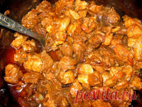 БОГРАЧ 

 Бограч - это еда. А точнее - национальное венгерское блюдо из мяса, напоминающее паприкаш. 

Оно настолько вкусное, что невольно заглядываешь соседу в тарелку, после того, как сам умял две порции. …