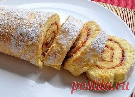 РУЛЕТ ЗА 15 МИНУТ!

Моя бабушка всегда такой выпекала к чаю. Готовится он очень быстро, выпекается за 10 минут. Попробуйте — очень вкусный. Начинку к нему можно сделать просто из варенья, можно любой крем на ваш вкус.

Ингредиенты:

- 2 яйца
- 1 ст. сахара
- 1 ст. йогурта
- ванилин
- 1 ч.л. соды
- 1,5 ст. муки
- джем для смазывания.