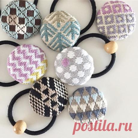 5 #hairbands and a couple of fridge magnets completed!😊
_
#ヘアゴム 5つ完成！残り２つは冷蔵庫に付けるマグネットにでもしよ〜。#コングレス は生地が厚いので、後ろの金具をはめ込むタイプの#くるみボタン にするのは難しかった。。。😭
#がま口 もそうでしたが、刺すのは楽しいけど仕立てるにひと苦労😅アップで見ると#糸 の寄りか揃っていなかったり、まだまだ課題が沢山ありますが、練習あるのみ。💪 次は何に挑戦しよ〜🤔 _
#kogin #embroidery #刺繍 #handicraft #こぎん刺し 
#くるみボタン #coveredbuttons #マタルボン #犬扇 #japaneseembroidery