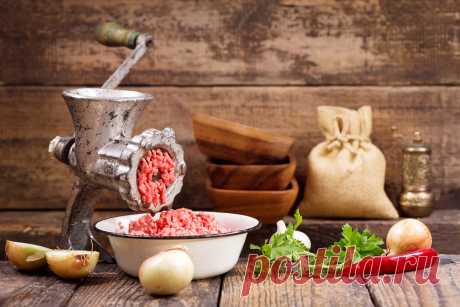 Ошибки в приготовлении мясного фарша и как их исправить Каким должен быть идеальный фарш из мяса? Мнений на этот счет практически столько же, сколько хозяек. Универсального рецепта не существует, но есть общие правила, которых стоит придерживаться. © Depositphotos Сочные …