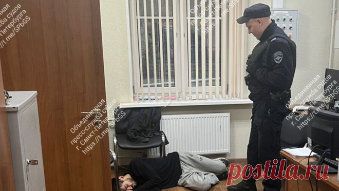 Россиянин, укравший масло и сыр, уснул в суде во время вынесения приговора. Суд в Петербурге не смог с первого раза вынести приговор горожанину, который совершил две попытки кражи продуктов из магазина, обвиняемый заснул во время вынесения приговора. Об этом сообщается в Telegram-канале Объединенной пресс-службы ...