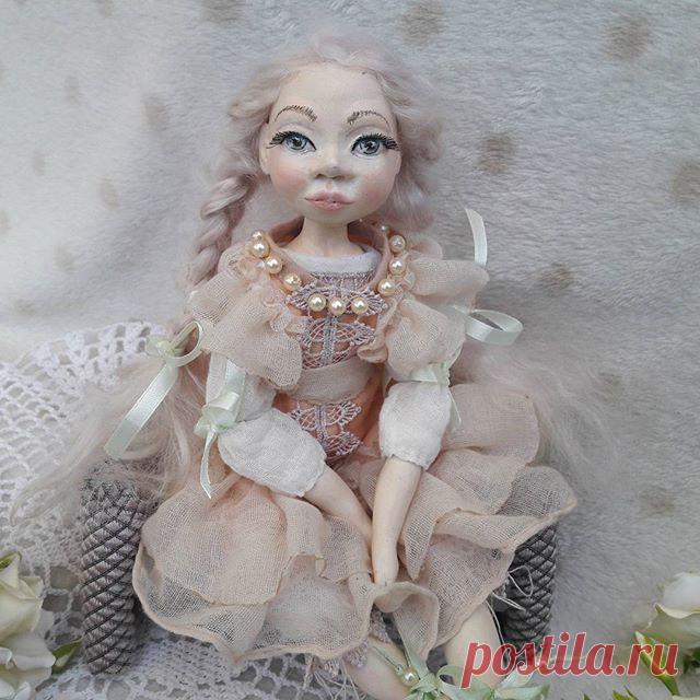 Мое творение зовут Пелагея и она ищет дом😊
Ее рост сидя 18 см, стоя 31 см. Сделана в смешанной технике. Лепные части из Ладолла.
 Одежда сшита из хлопка и льна. Расшита бусинами и украшена кружевом. Наряд состоит из платья и нижнего белья (в виде комбинезона с рукавами и штанишками дл. 3/4)Вся одежда и обувь съемные. 👉Желающих приобрести куклу обращаться в Директ или по контактам в шапке профиля.
#кукларучнойработы#куклыбелгород#куклаболтушка#коллекционнаякукла#авторская...