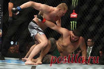 Россиянин Павлович оценил победу нокаутом на первой минуте поединка UFC. Российский боец смешанного стиля (MMA) Сергей Павлович оценил победу нокаутом на первой минуте поединка над австралийцем Таем Туивасой на турнире UFC on ESPN 42. «Если честно, я делаю большую работу, которой не видно», — заявил спортсмен. Павлович подчеркнул, что готов был драться все три раунда.