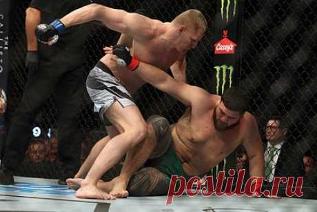 Россиянин Павлович оценил победу нокаутом на первой минуте поединка UFC. Российский боец смешанного стиля (MMA) Сергей Павлович оценил победу нокаутом на первой минуте поединка над австралийцем Таем Туивасой на турнире UFC on ESPN 42. «Если честно, я делаю большую работу, которой не видно», — заявил спортсмен. Павлович подчеркнул, что готов был драться все три раунда.