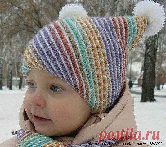 Детская шапка интересным диагональным узорчиком спицами!