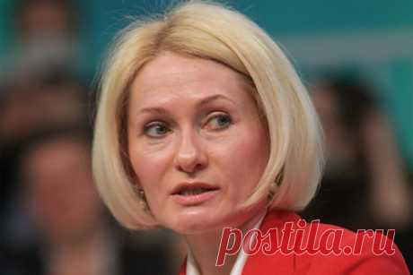 Россиян призвали готовиться к миграции из-за климата. Заместитель председателя правительства России Виктория Абрамченко призвала россиян готовиться к изменениям условий жизни, из-за которых может начаться миграция. Власти разрабатывают отраслевые планы адаптации и систему управления, чтобы минимизировать уязвимость жителей и экономики к проблемам окружающей среды.