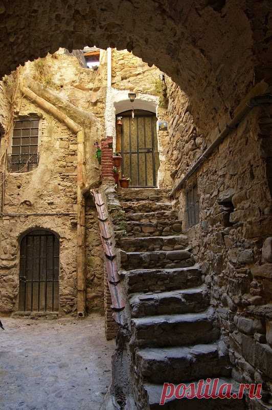 Мрачное величие итальянских городов-призраков / Туристический спутник