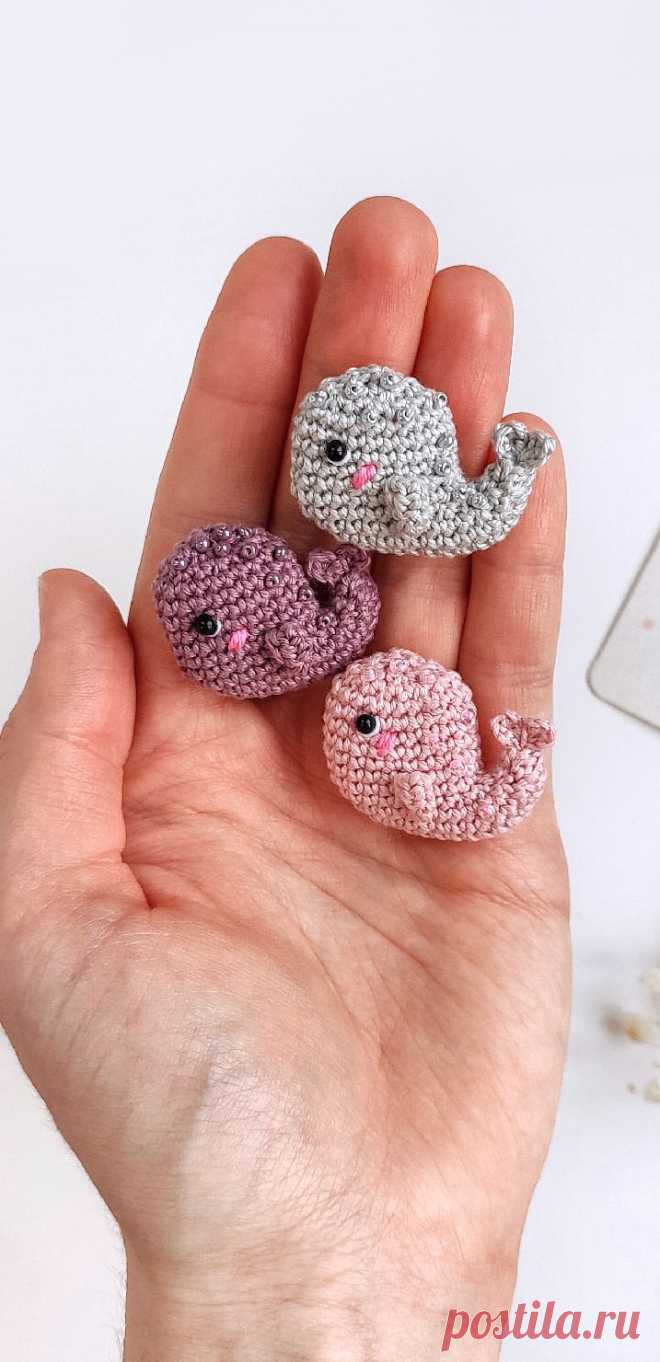 PDF Брошь "Кит" крючком. FREE crochet pattern; Аmigurumi toy patterns. Амигуруми схемы и описания на русском. Вязаные игрушки и поделки своими руками #amimore - маленькая брошь в виде кита, китёнок, украшение.