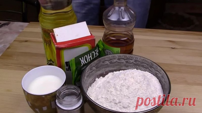 Очень простые, недорогие хлебные лепешки на сковороде без дрожжей.
Такие лепешки легко могут заменить хлеб.
Готовятся очень быстро и просто, но при этом получаются очень вкусными! Оладьи воздушные, нежные. Они хорошо подойдут, как к супу, так и к чаю. В такие лепешки можно добавить зелень, любимые приправы и тогда вкус заиграет новыми красками! Рецепт: 
Показать ещё