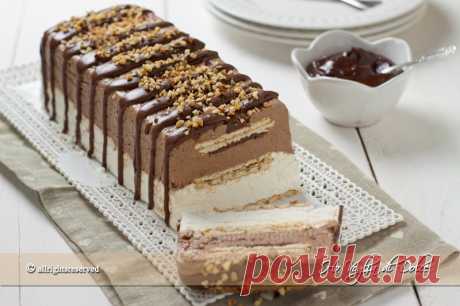 Semifreddo panna cioccolato e biscotti, ricetta | Ho Voglia di Dolce Semifreddo panna cioccolato e biscotti, un dolce facile da preparare, buono e che piace a tutti. Un semifreddo senza uova, senza albumi ideale per occasioni