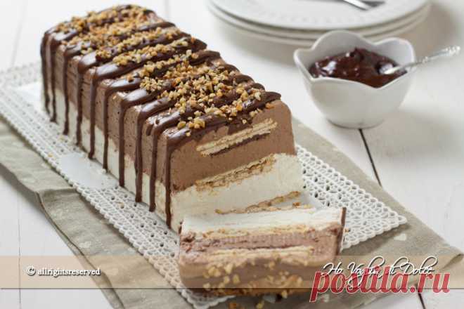 Semifreddo panna cioccolato e biscotti, ricetta | Ho Voglia di Dolce Semifreddo panna cioccolato e biscotti, un dolce facile da preparare, buono e che piace a tutti. Un semifreddo senza uova, senza albumi ideale per occasioni