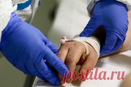 Молодой человек облитой кислотой в Петербурге девушки описал ее травмы. Врачи по объективным причинам ввели в медикаментозную кому 16-летнюю девушку, которую накануне, 11 декабря, в центре Санкт-Петербурга облил кислотой ее бывший молодой человек. По словам ее нынешнего парня, подросток лишилась уха, у нее расплавилась половина лица, роговица глаза отошла.