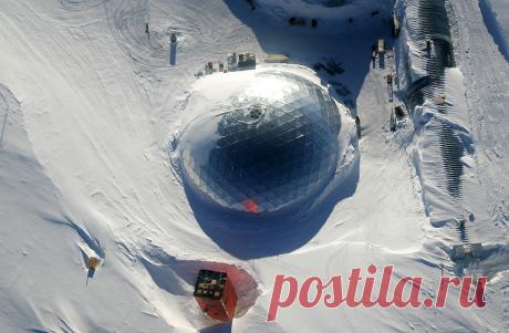 Святилища ледяных тоннелей станции «Амундсен — Скотт»
Южный полюсПод станцией «Амундсен — Скотт» проложена сеть ледяных тоннелей. По ним проходят электрокабели, служебные трубопроводы и канализация. Но тоннели — не просто коммуникации. В ледяных стенах есть ниши с мемориалами проектов, почивших ученых и непонятными непосвященным антарктическими шутками.Тоннели построены за три летних сезона. Подземные помещения прокладывали в 2002 г. экскаватором, бензопилами и кирками. Их...