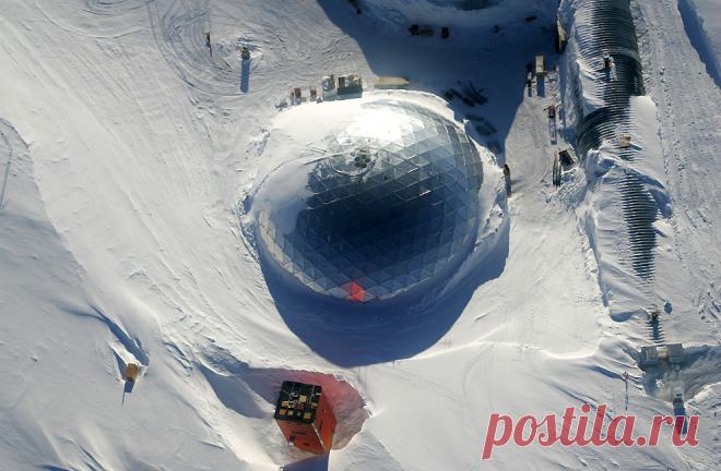 Святилища ледяных тоннелей станции «Амундсен — Скотт»
Южный полюсПод станцией «Амундсен — Скотт» проложена сеть ледяных тоннелей. По ним проходят электрокабели, служебные трубопроводы и канализация. Но тоннели — не просто коммуникации. В ледяных стенах есть ниши с мемориалами проектов, почивших ученых и непонятными непосвященным антарктическими шутками.Тоннели построены за три летних сезона. Подземные помещения прокладывали в 2002 г. экскаватором, бензопилами и кирками. Их...