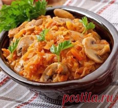 Ароматная капуста уместна на любом столе! Яркая, сочная, вкусная!
ТУШЕНАЯ КАПУСТА С ГРИБАМИ
Ингредиенты:
Показать полностью…
- Капуста - 600 г
- Шампиньоны - 500 г
- Морковь - 1 шт 
- Лук - 1 шт
- Томатная паста - 1 ст. л (можно заменить на томатный сок)
- Оливковое масло - 1 ст. л
- Соль, перец - по вкусу
Приготовление:
1. Капусту шинкуем, кладем в кастрюлю, солим и мнем руками, пока она не станет мягкой и не начнет пускать сок. 
2. Доливаем в кастрюльку немного воды, ставим на огонь и туш