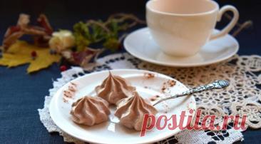 ​Шоколадные французские меренги Ингредиенты:Яичный белок &mdash; 83-85 гСахар песок (мелкий) &mdash; 140 гКакао &mdash; 5 ч. л.Соль &mdash; 1 щепоткаПриготовление:1. Чтобы меренги получились устойчивыми (не опадали), нужно взять чистую сухую посуду. Осторожно отделить белки от желтков, главное - чтобы желток не попал в...