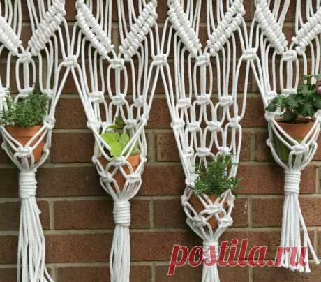 macrame hanging herb garden - My French Twist So many interesting projects are made with macrame today - Just check out this unusual macrame hanging herb garden on My French Twist.