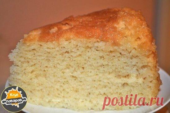 БОЖЕСТВЕННО ВКУСНЫЙ ТОРТ «ТРИ МОЛОКА»
Все дело в котором - в заливке!
Ингредиенты и приготовление:
4 яйца+стакан сахара взбить миксером на большой скорости до образования крепкой пены (мин.5).
Аккуратно вмешать стакан муки и пакетик разрыхлителя. В стакан налить 3 ст.ложки раст.масла, долить 3 ст.ложки крутого кипятка,затем все это вылить в тесто,хорошо,но аккуратно перемешать (лопаточкой)
Вылить в форму (я на бумагу для выпечки,бока не смазываю). Печь в духовке (я в мультиварке 45 минут) о