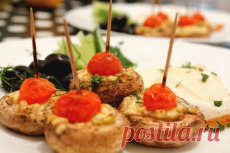 Фаршированные шампиньоны с помидорами черри.
Отличная закуска из шампиньонов, сыра, зеленого лука и помидоров черри.