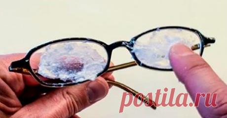 Нанесите это средство на ваши очки и избавьтесь от всех пятен и царапин быстро и просто! Это очень полезные советы, особенно для тех, кто носит очки постоянно. Со временем линзы становятся грязными, изношенными и появляются царапины,  которые ухудшают видимость.Расстраиваться и идти покупать новые очки...