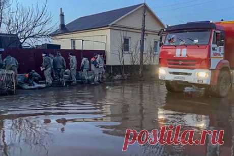 Власти подтвердили обнаружение двух жертв в зоне затопления в российском городе. В ходе патрулирования зоны затопления в Орске обнаружены два тела, сообщили в правительстве Оренбургской области. Число жертв не превышает двух человек. Ранее Shot сообщал, что погибло четыре человека в результате прорыва дамбы. Двое из них мужчины в возрасте 60 лет. Возбуждено уголовное дело.
