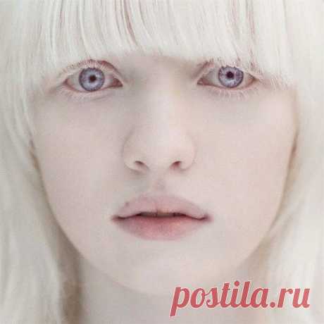 фиолетовые глаза