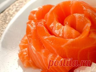 Солим горбушу – получаем обалденную (благородную) семгу 
При всех достоинствах у горбуши имеется один существенный недостаток – суховата рыбка. Если просто жарить или запекать стейками, то блюдо получается постным и пресным, так и просится к нему какой-ниб…