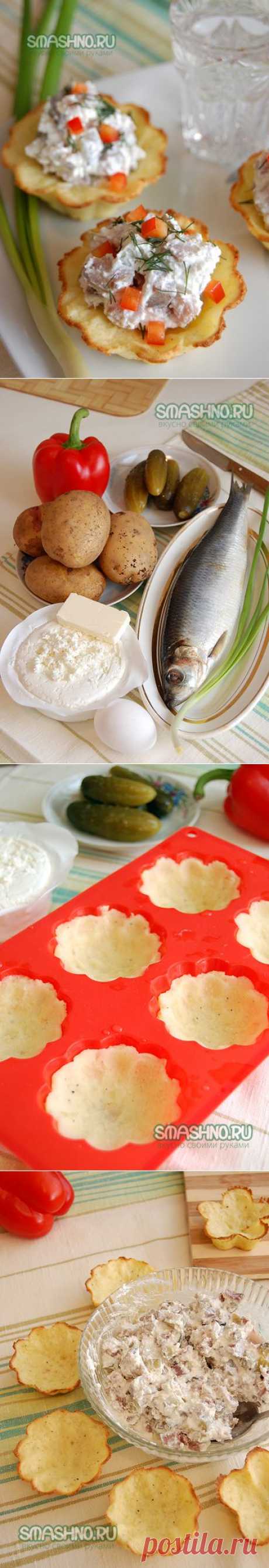 Картофельные тарталетки с огурчиками и селедочкой.