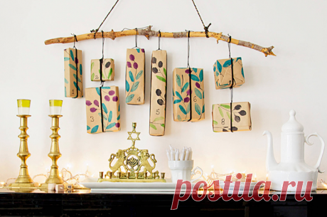 Красивым подарочным коробкам место не только под елкой. Попробуйте повесить их на стену! Рассказываем, как за 30 минут оригинально упаковать подарок: