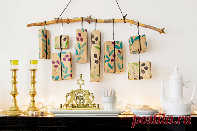 Красивым подарочным коробкам место не только под елкой. Попробуйте повесить их на стену! Рассказываем, как за 30 минут оригинально упаковать подарок: