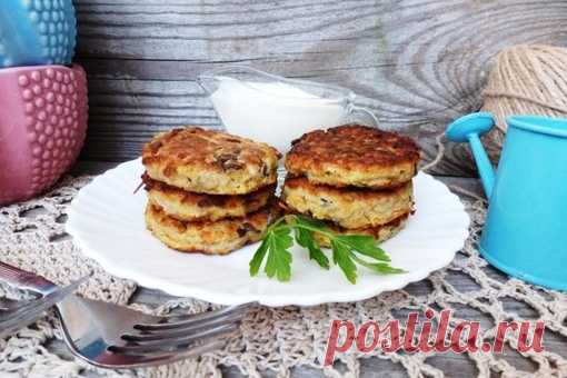 Овощные оладьи с шампиньонами 
#лакто_ово_вегетарианство@just_veg 

Ингредиенты: 

Кабачок — 1 шт. 
Картофель — 1 шт. 
Лук репчатый — 1 шт. 
Чеснок — 2 шт. 
Шампиньоны — 5 шт. 
Овсяные хлопья — 3 ст. л. 
Яйцо — 1 шт. 
Мука — 1 ст. л. 
Соль — по вкусу 
Перец — по вкусу 

Приготовление: 

1. Лук и шампиньоны нарезать мелким кубиком и обжарить на сковороде до готовности. Оставить остывать. 
2. Кабачок очистить от шкурки и семян, измельчить блендером (или натереть на терке). П...