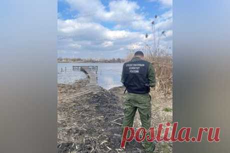 В российском регионе ребенок утонул во время катания на самодельном плавсредстве. В Краснодарском крае восьмилетний ребенок утонул во время катания с товарищем на самодельном плавсредстве, об этом сообщило Следственное управление СК по российскому региону. Местный житель услышал крики о помощи и успел спасти одного из мальчиков, второго унесло под воду, его тело обнаружили в субботу, 4 марта.