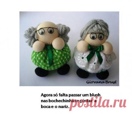 Маленькие куколки - веселые старик и старушка.