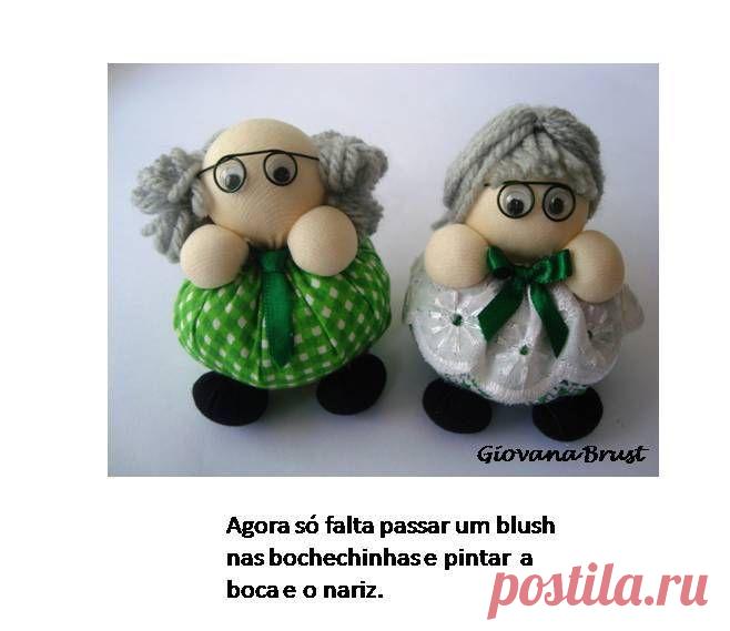 Маленькие куколки - веселые старик и старушка.